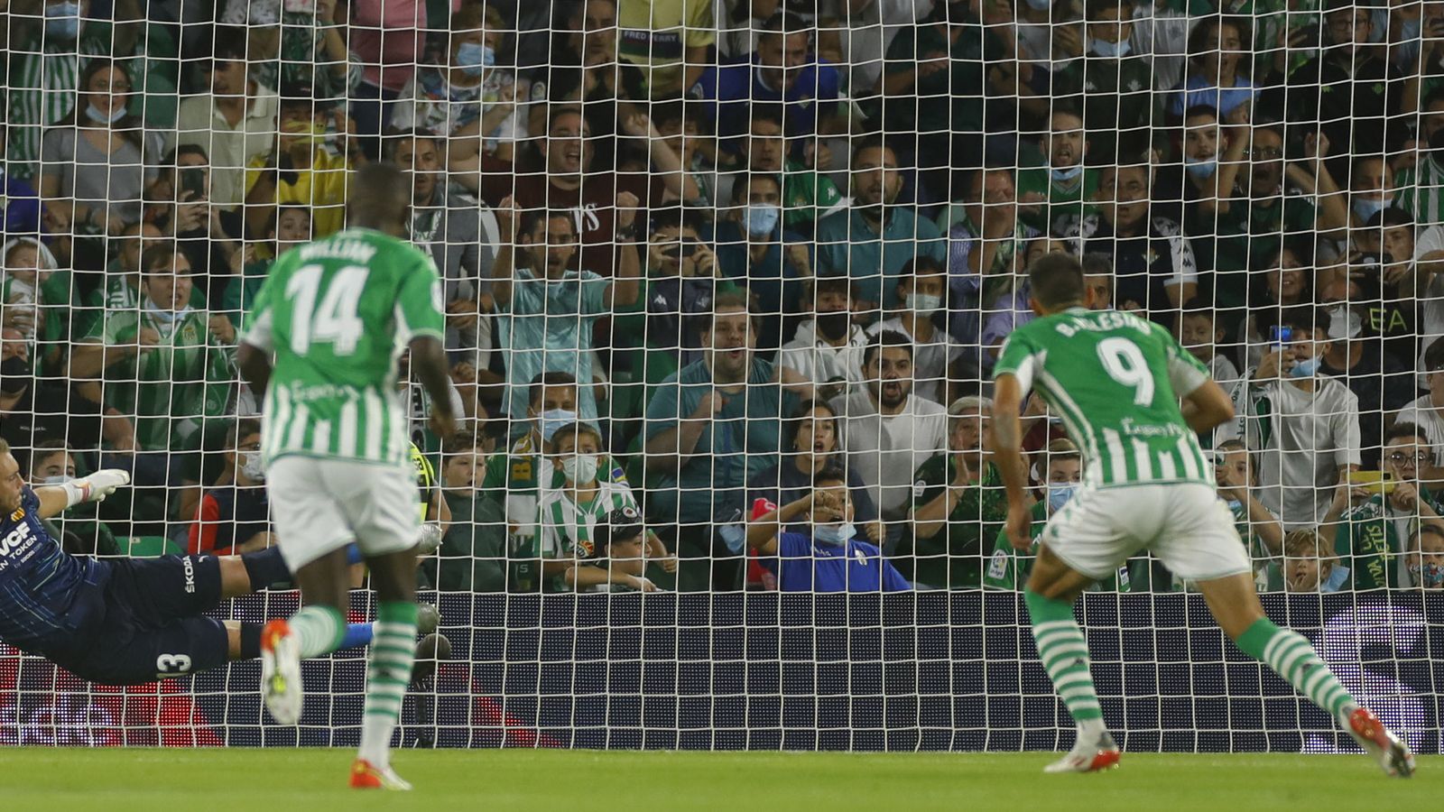 Borja Iglesias engaña a Cillessen en un penalti de esta temporada.