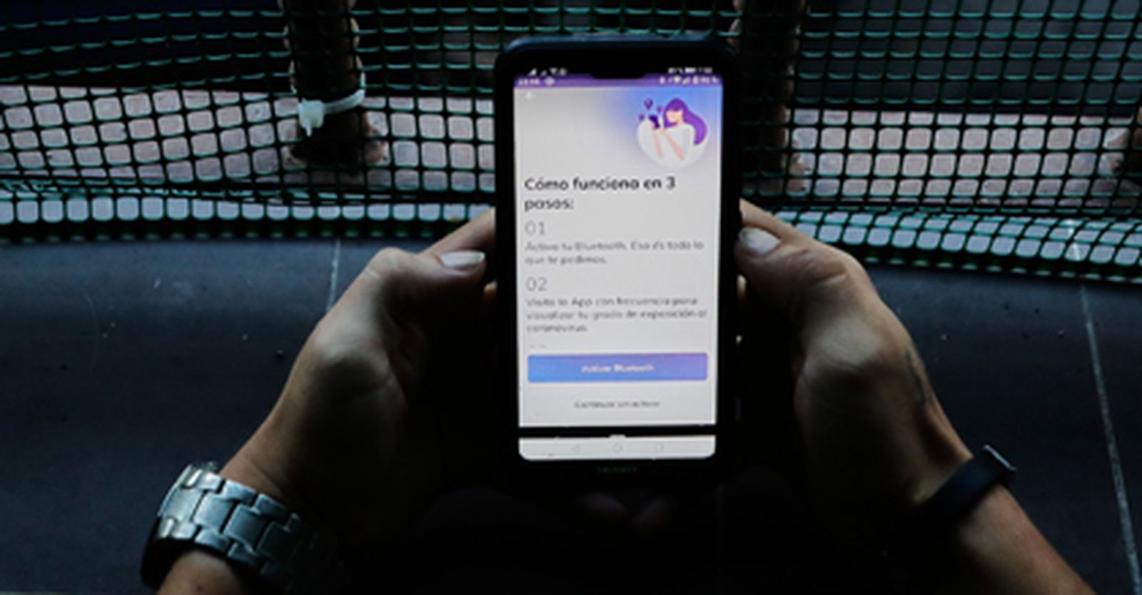 Una joven consulta la app radar covid en su smartphone.