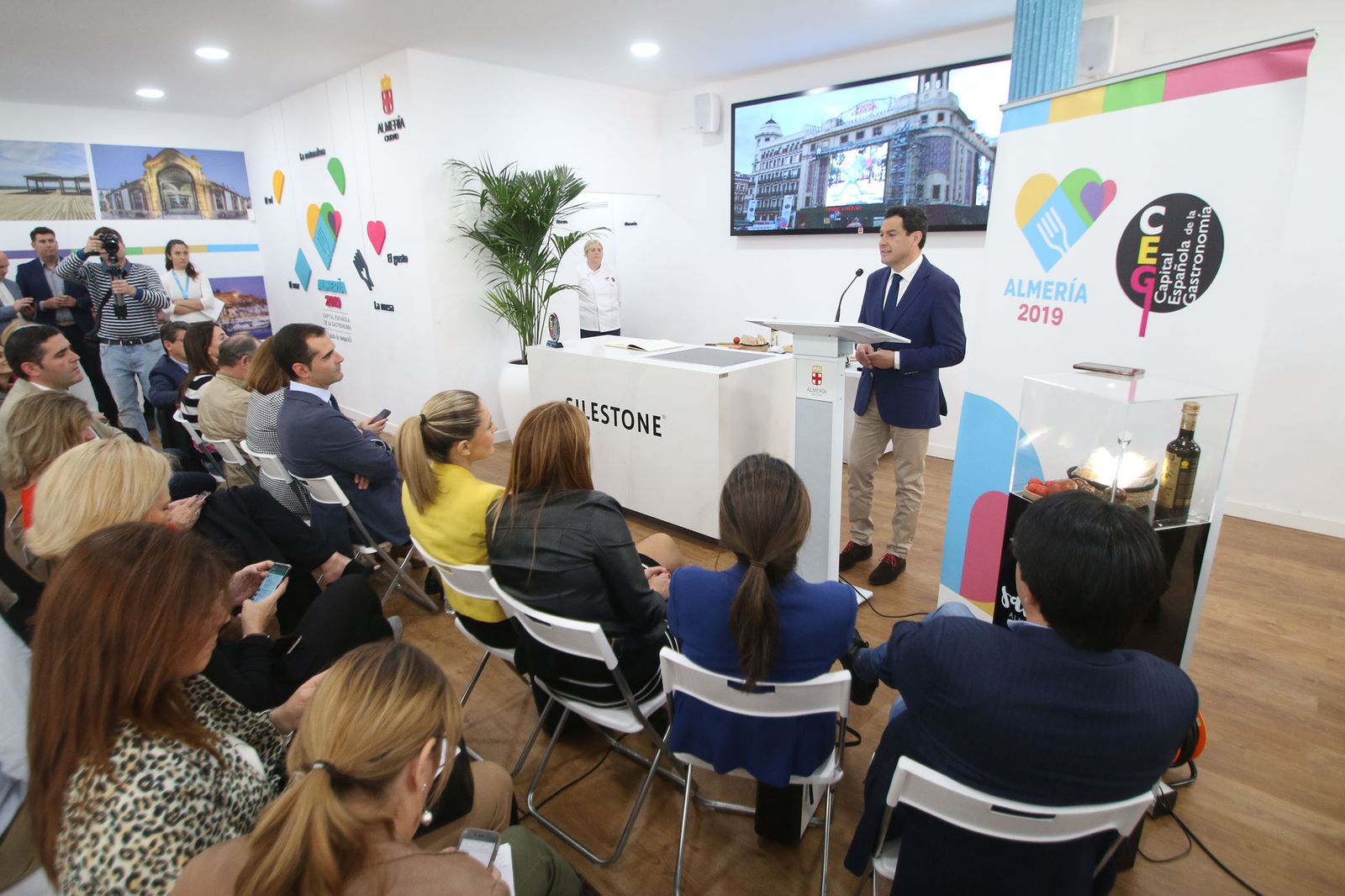 Las imágenes de la visita de Juanma Moreno a Almería