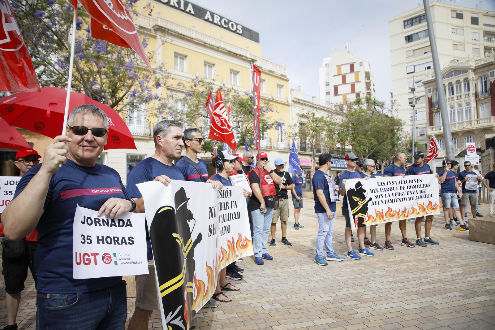 Manifestación de los bomberos quemados de Almería, en imágenes
