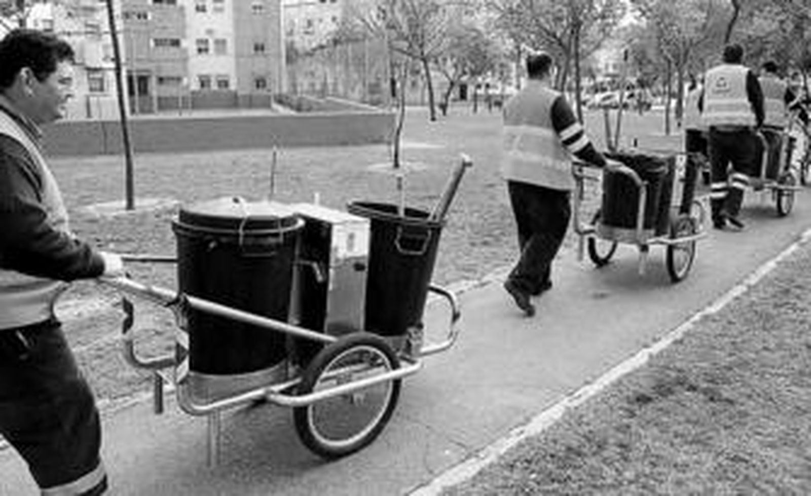 Barrenderos de Urbaser se dirigen a primera hora a las calles donde deberán trabajar.