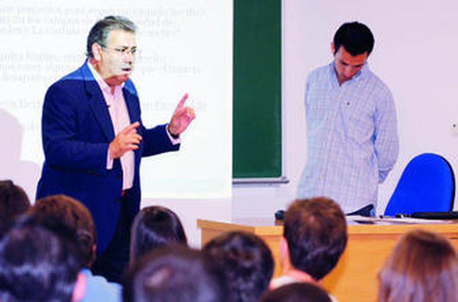 Juan Ignacio Zoido, en el aula de la Facultad de Derecho, junto al estudiante Jesús García Hernández, que hizo de moderador.