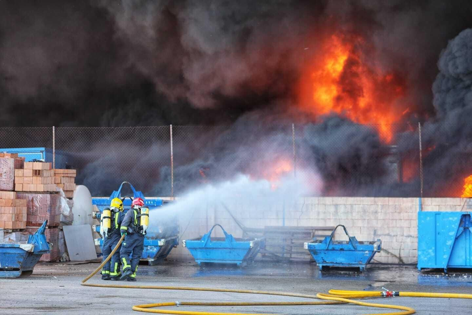 Bomberos de Málaga tratan de sofocar las llamas del incendio del Guadalhorce.