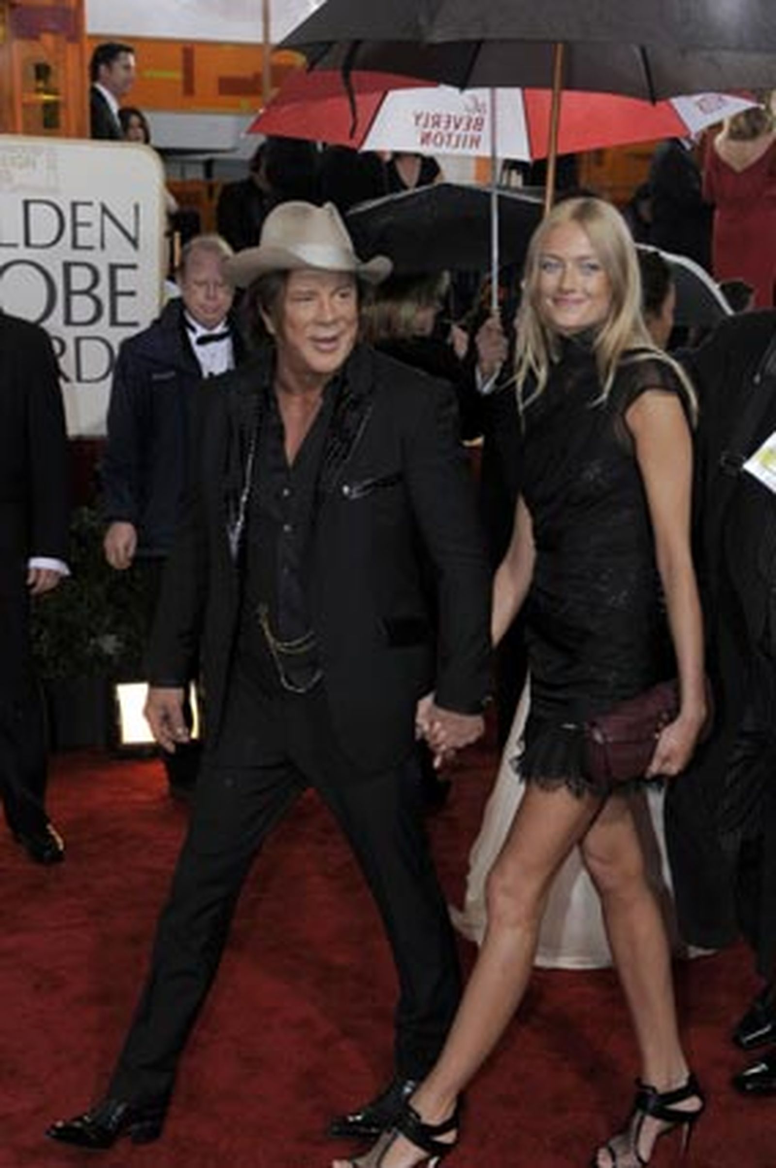 El actor Mickey Rourke, junto a su novia. / AFP