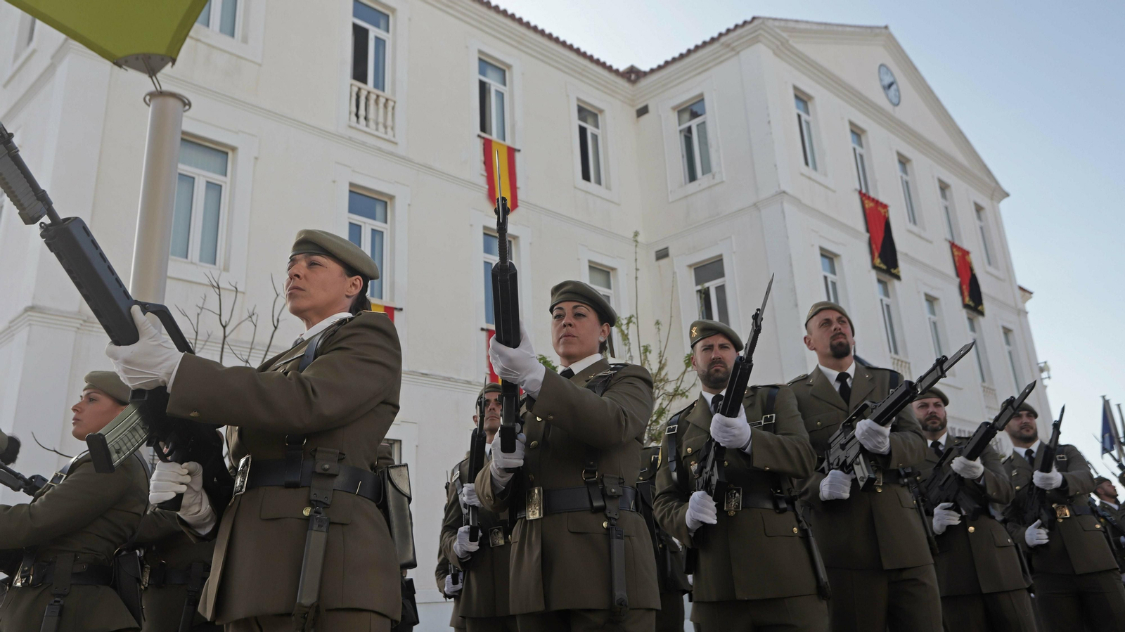Las mejores fotos del desfile militar del Dos de Mayo en San Roque