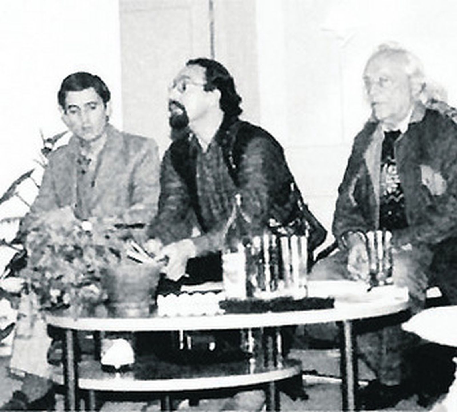 FOTOGRAFÍAS En la imagen principal, Luis García Montero, flanqueado por Aitana Alberti y Teresa Sánchez Alberti. En las dos pequeñas fotografías, el poeta está junto con Alberti y Javier Egea.