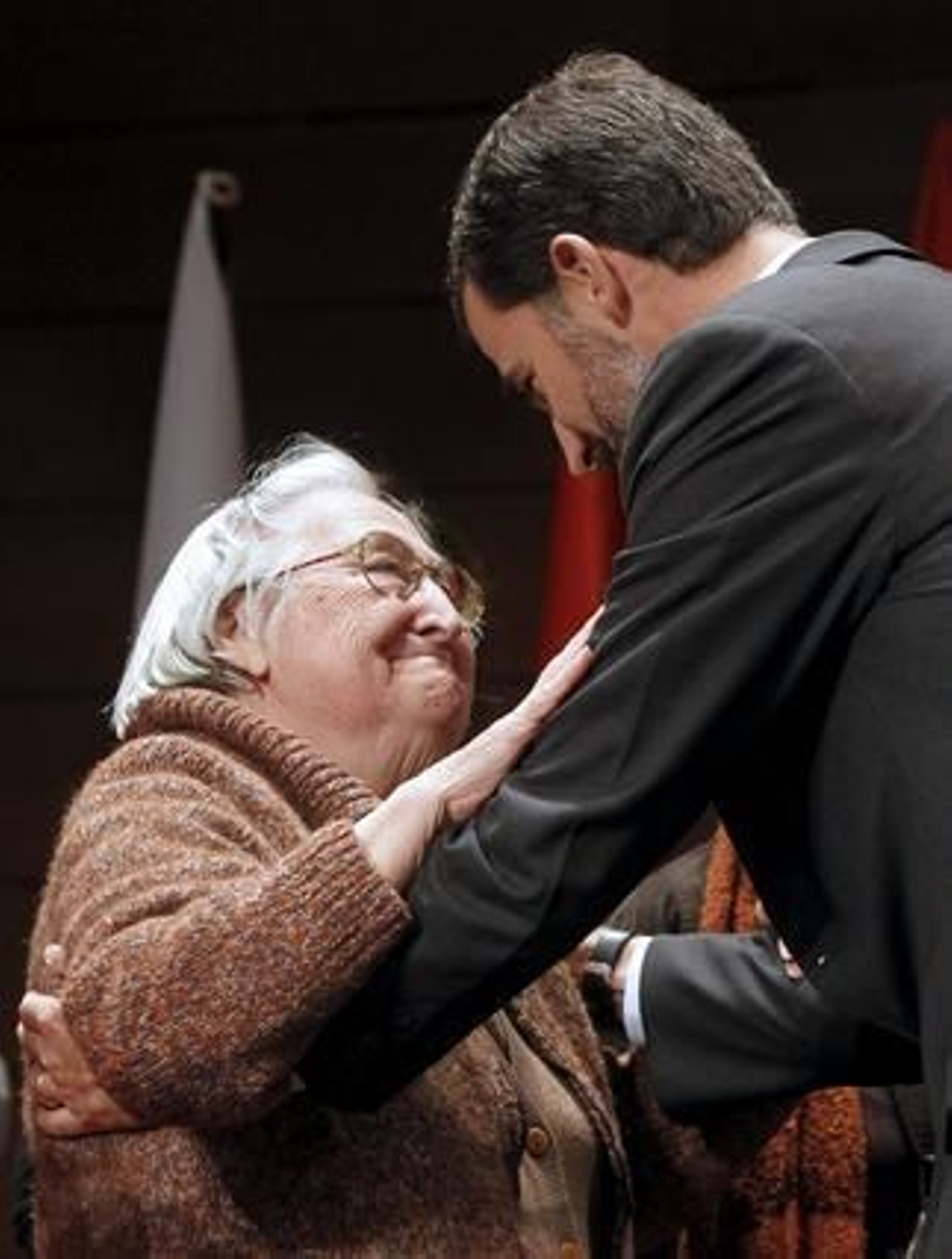 El Príncipe Felipe da el pésame a la viuda del líder sindical. 

Foto: EFE