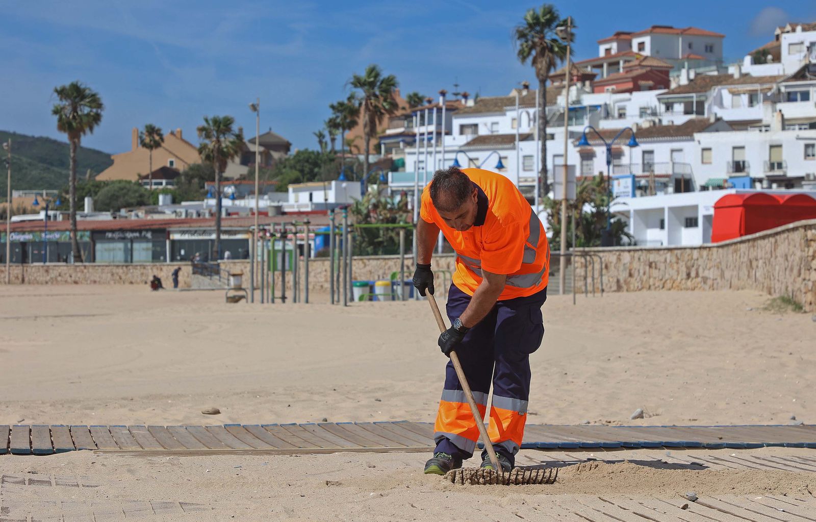 Imágenes de los preparativos para  la temporada de playas en Getares