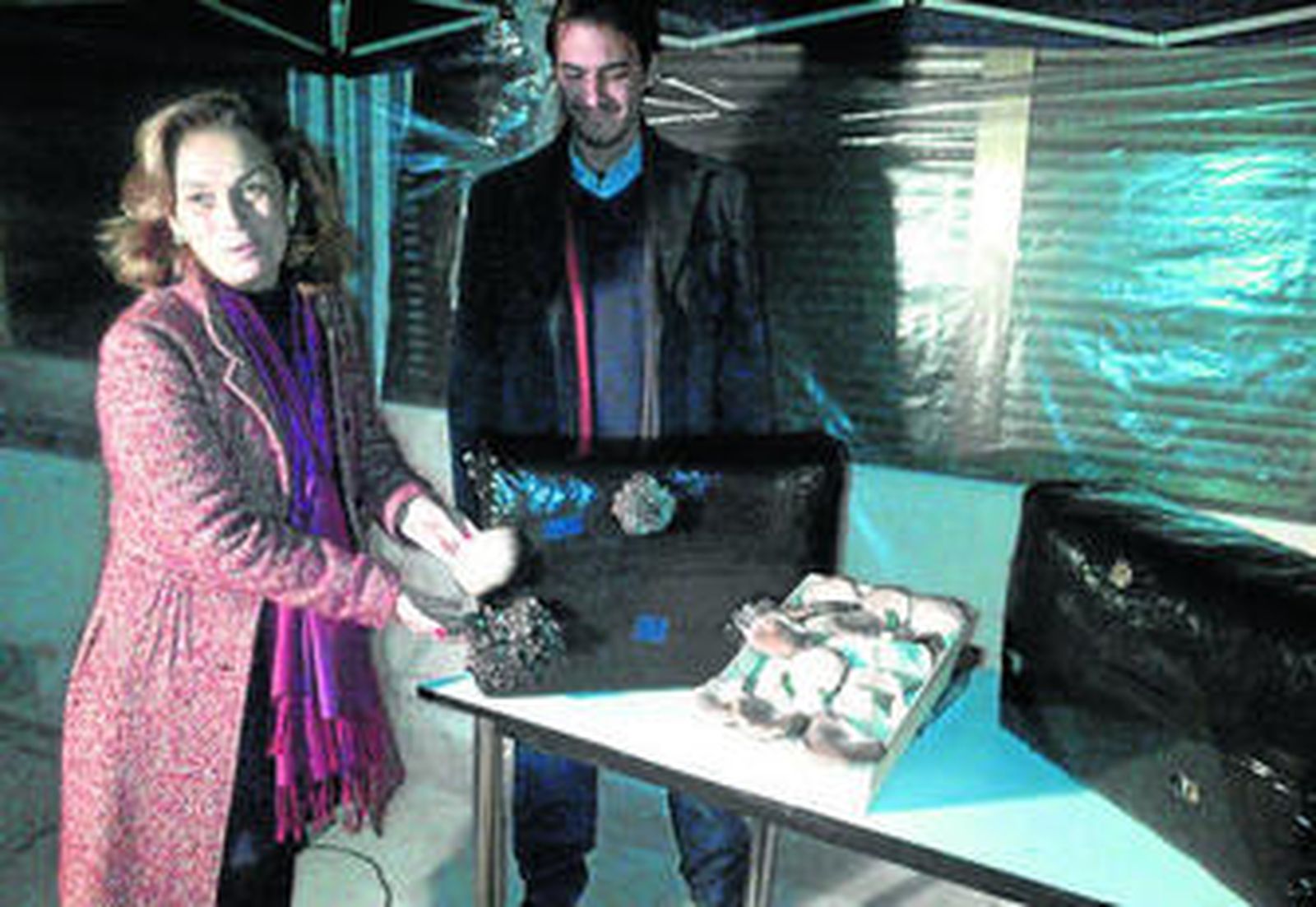 La concejal Dolores de Pablo-Blanco muestra la primera producción de setas en la antigua Hytasal.