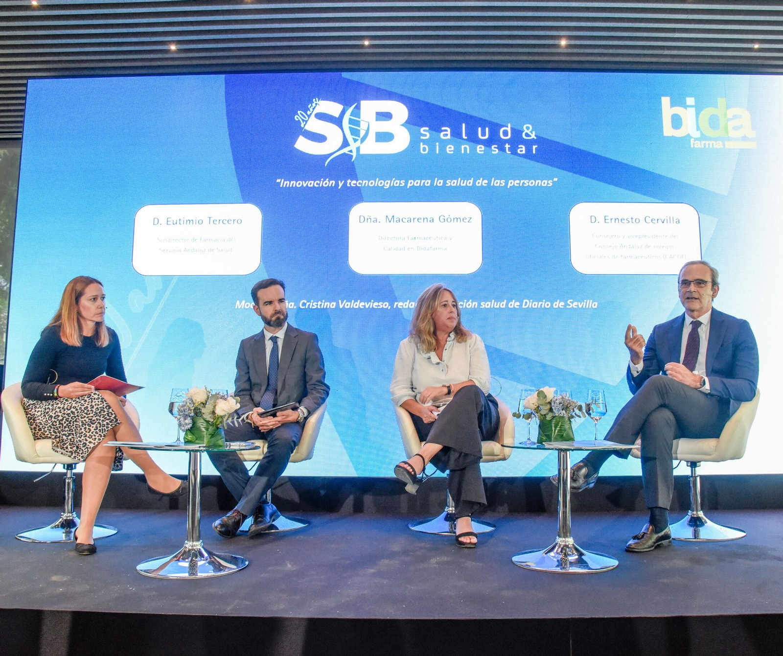 Cristina Valdivieso, periodista de Diario de Sevilla; Eutimio Tercero, subdirector de Farmacia del SAS, Macarena Gómez, de Bidafarma y Ernesto Cervilla, videpresidente del CACOF.