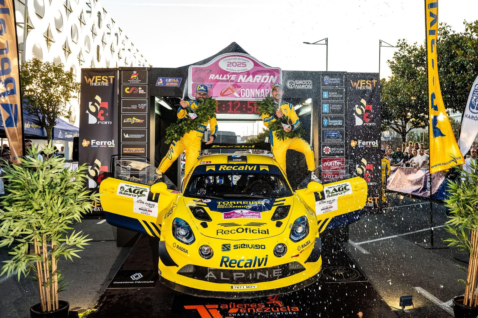 Jorge Cagiao y Javier Martínez subidos en el podio con su vehículo después de proclamarse campeones del Rallye Cidade de Narón.