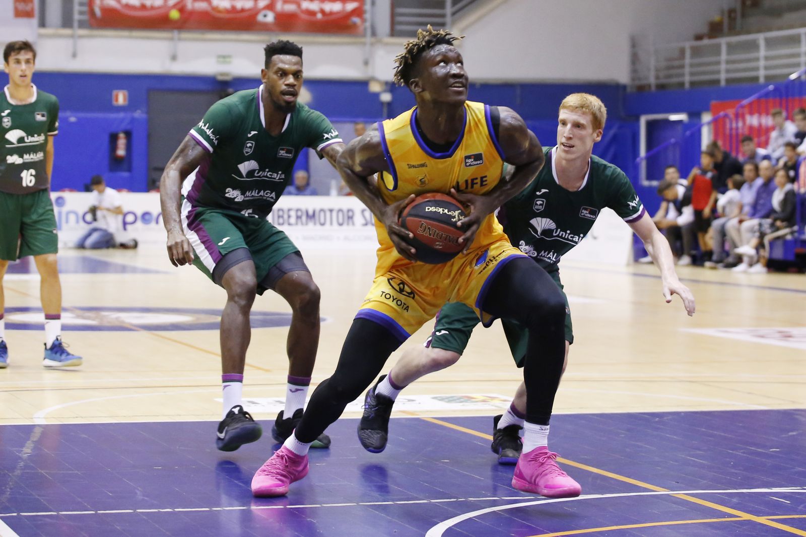 La primera victoria del Unicaja, en fotos