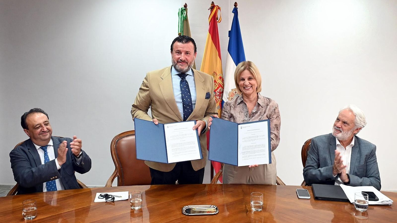 La alcaldesa de Jerez, María José García-Pelayo, y el presidente de la Fundación Cultura Taurina, Rafael Valenzuela, han firmado este lunes la cesión por parte del Ayuntamiento de la plaza de toros portátil de Chapín.