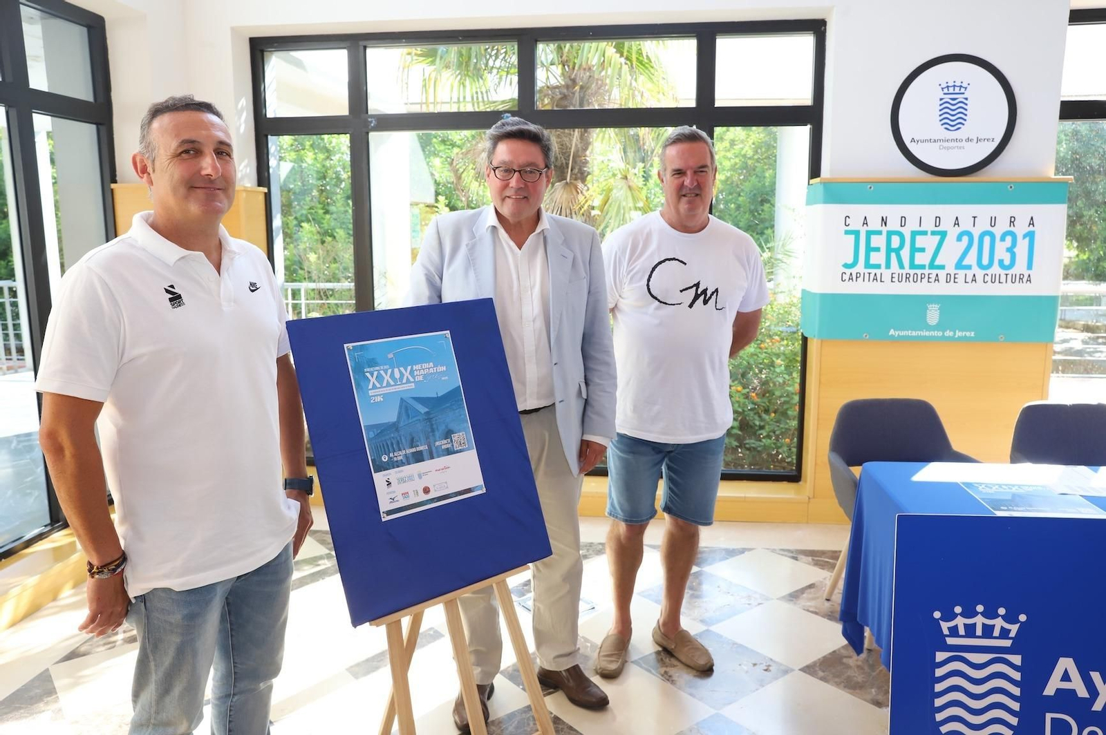 José Ángel Aparicio, delegado de Deportes, junto a organizadores de la prueba.