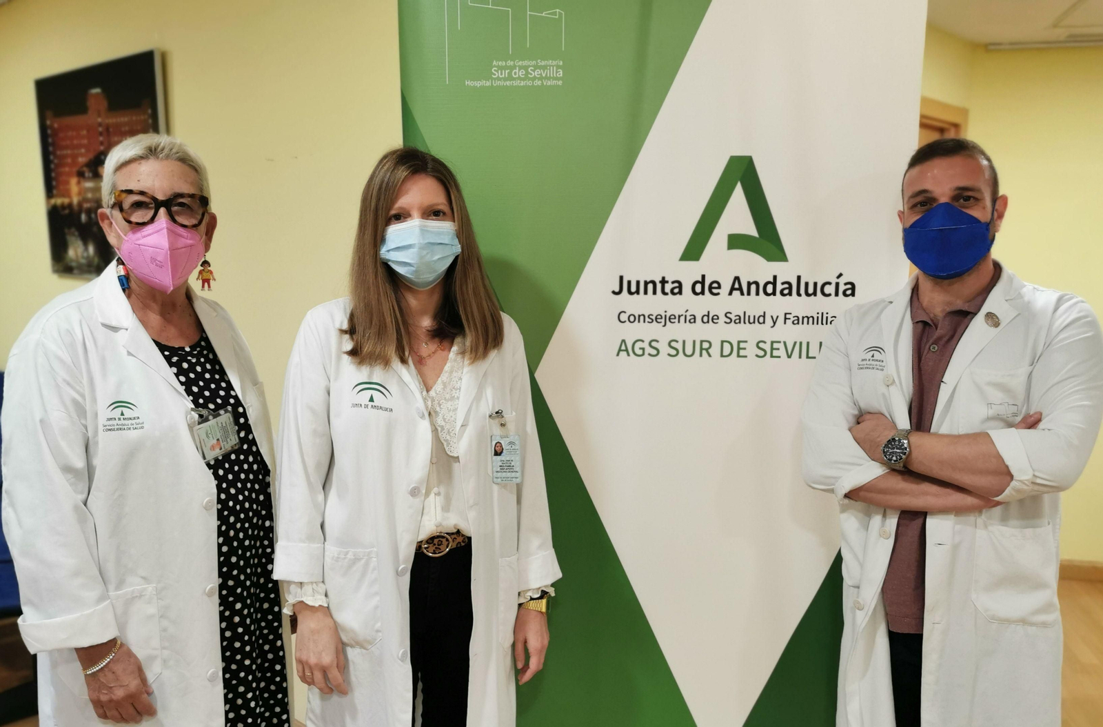 En el centro la médica de familia autora de la guía, Ana María Mateos, acompañada de la coordinadora docente de los MIR de Medicina Familiar y Comunitaria del Área de Gestión Sanitaria Sur de Sevilla, Mª Victoria Rodríguez, y del subdirector médico de Atención Primaria de este área sanitaria, Máximo Merino.