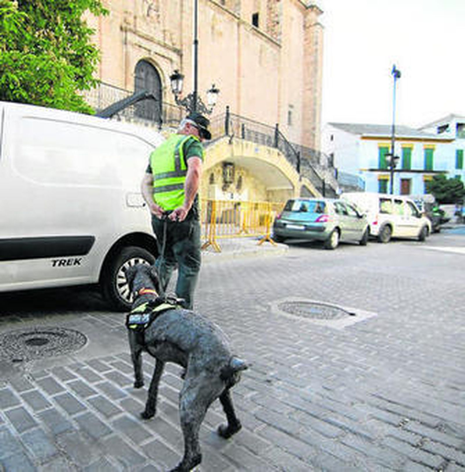 El pueblo preparaba ayer el dispositivo junto a la iglesia de la Encarnación.
