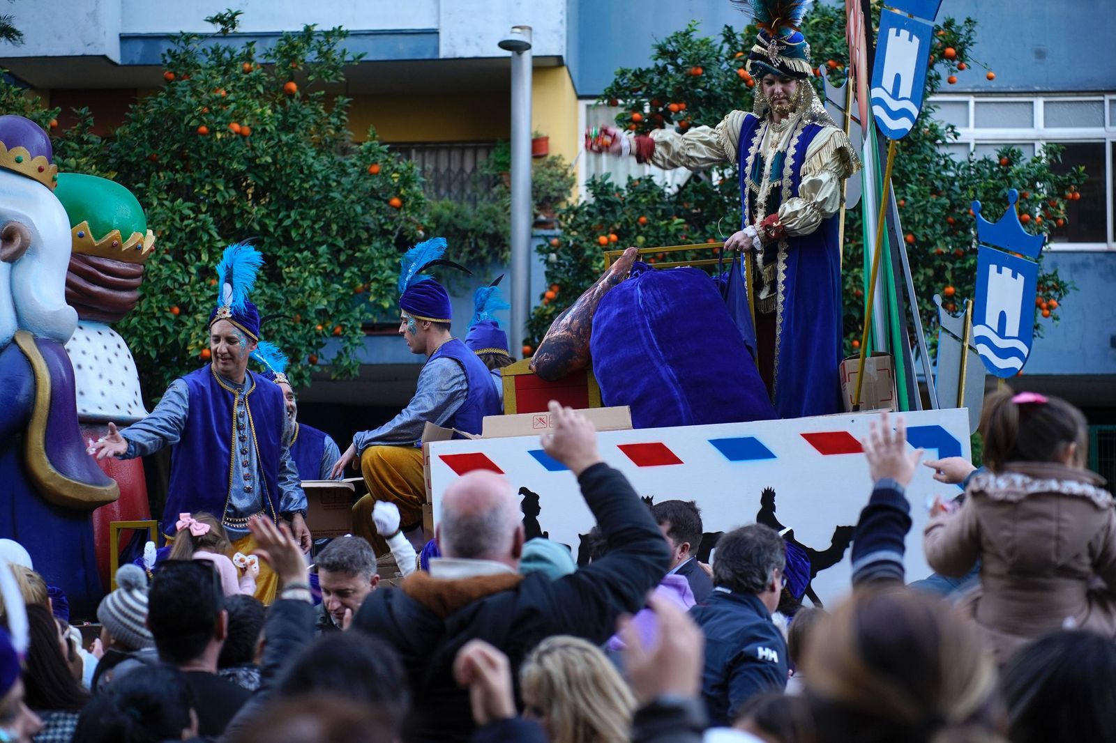 Búscate en las fotos de la cabalgata de Reyes Magos 2026 en Algeciras