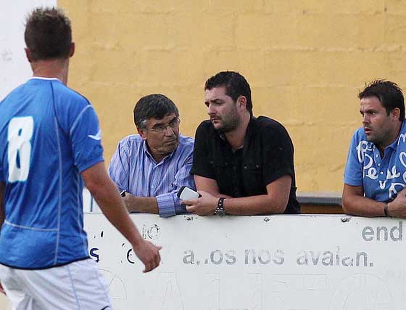 Emilio Viqueira no se perdió el partido y departió con el director deportivo del equipo ceutí, Julio Fernández Peguero, al que conoce de su paso por el Recreativo de Huelva en la etapa de jugador gallego.

Foto: Miguel Angel Gonzalez