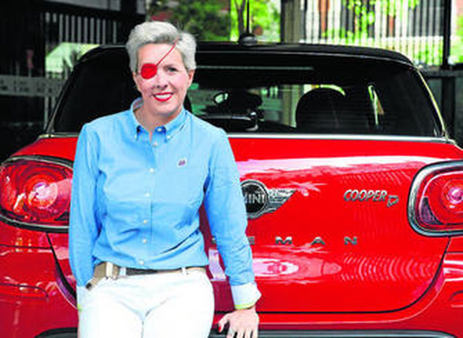 María de Villota posa con sobre un coche después del accidente.