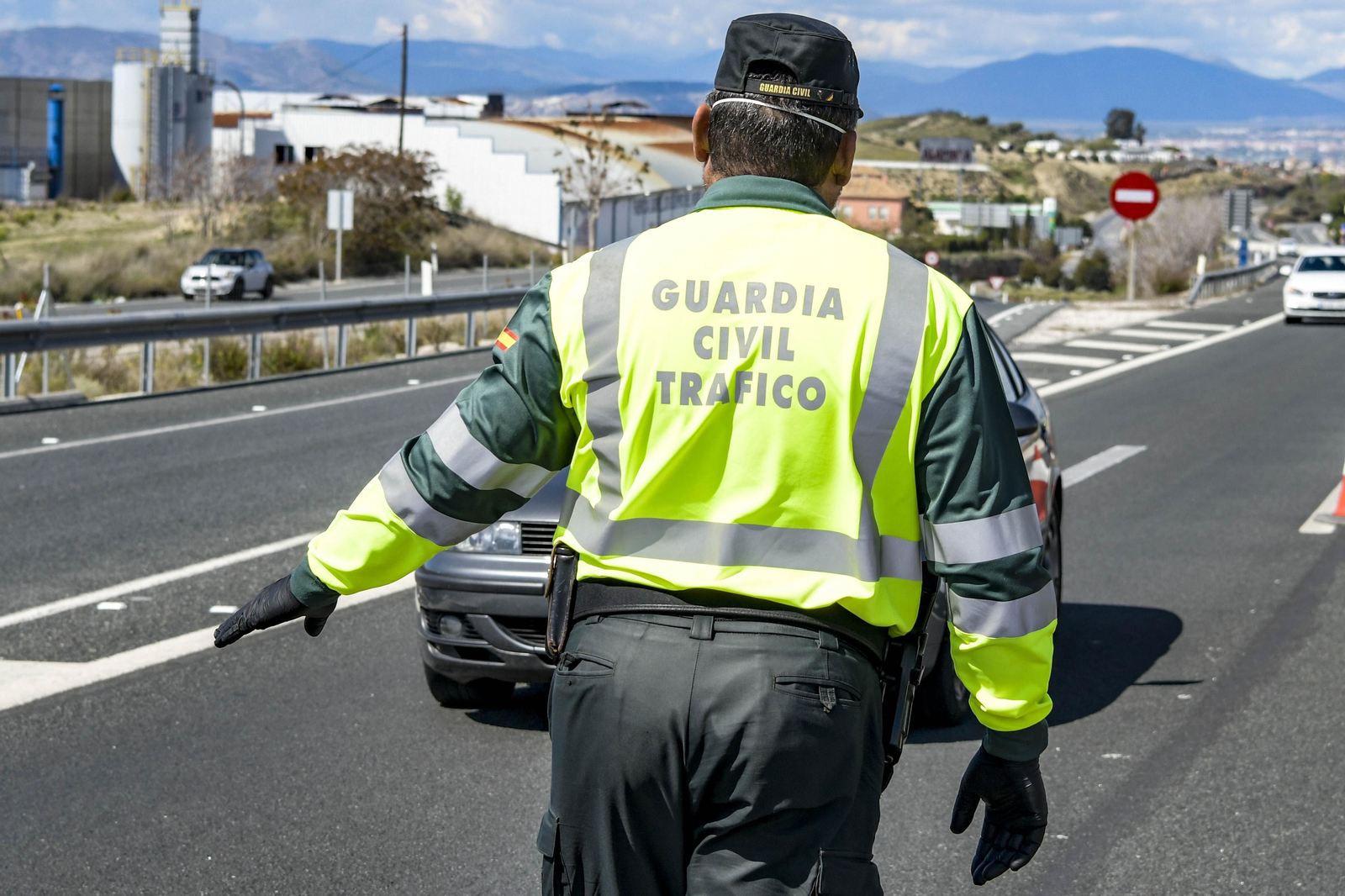 Agente de la Guardia Civil, en un control. Agente de la Guardia Civil, en un control.