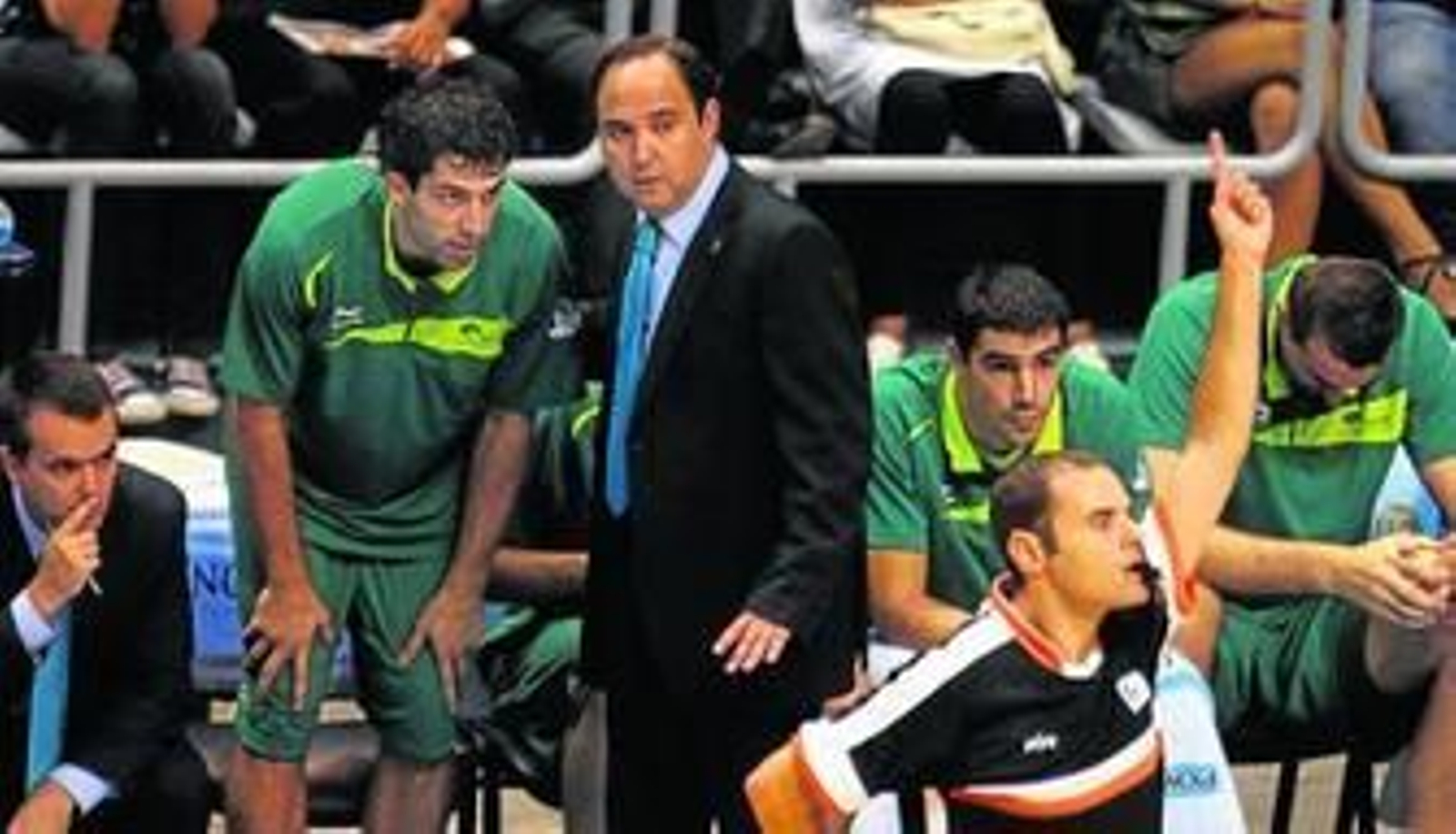 Chus Mateo da instrucciones a Berni Rodríguez en el banquillo antes de que entre en el partido.