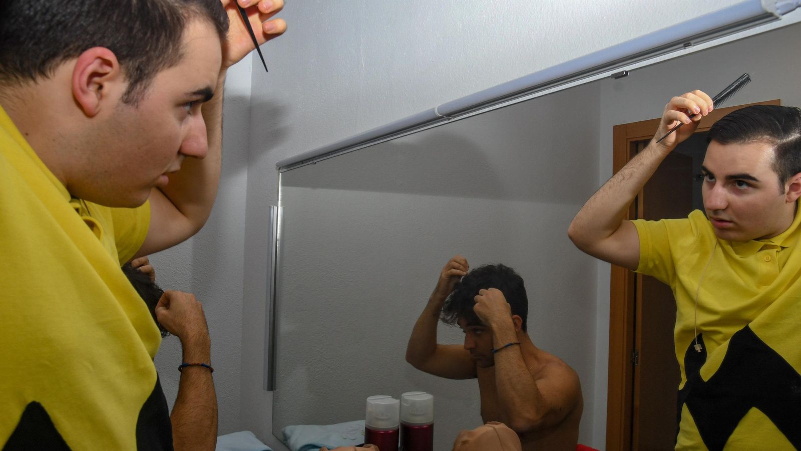 Alejandro Mesa, Carlitos en la obra, prepara su estilismo para la obra.