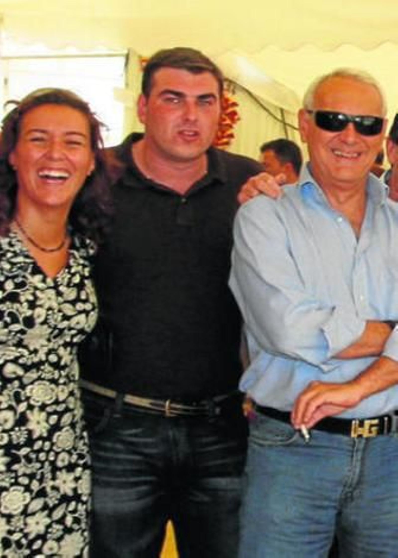Antonio Marmolejo (d), junto a Gemma Araujo y el también militante socialista David Díaz, en una caseta de Feria. Antonio Marmolejo (d), junto a Gemma Araujo y el también militante socialista David Díaz, en una caseta de Feria.