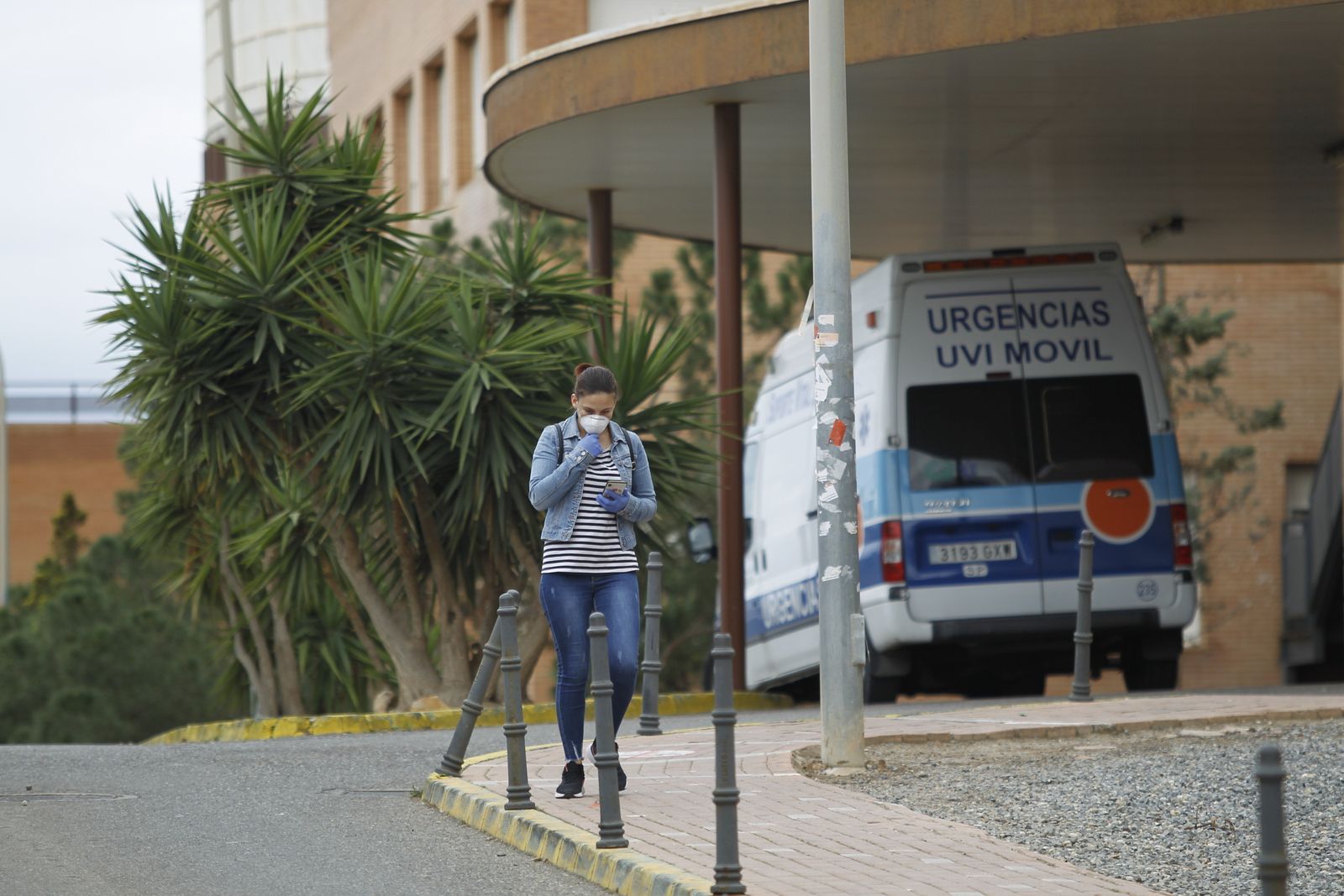 Una mujer camina con mascarilla por el complejo hospitalario Torrecárdenas.