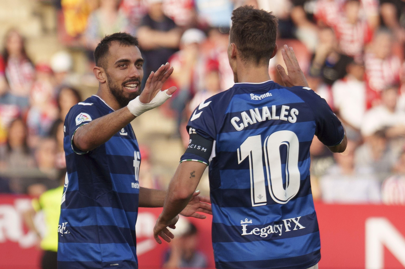 Canales felicita a Borja Iglesias por su primer gol.