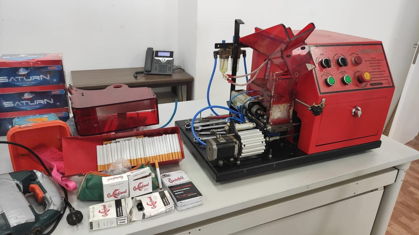 Una máquina requisada a una persona que fabricaba 3.500 cigarrillos al día con tabaco de picadura ilegal.