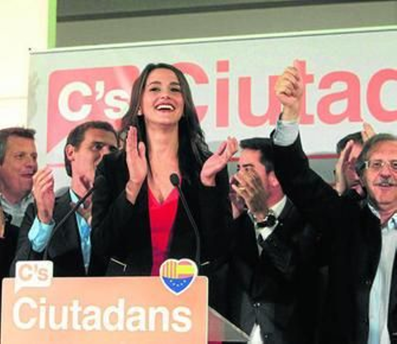 Inés Arrimada y Albert Rivera celebran eufóricos el resultado electoral junto otros dirigentes de Ciudadanos ayer.