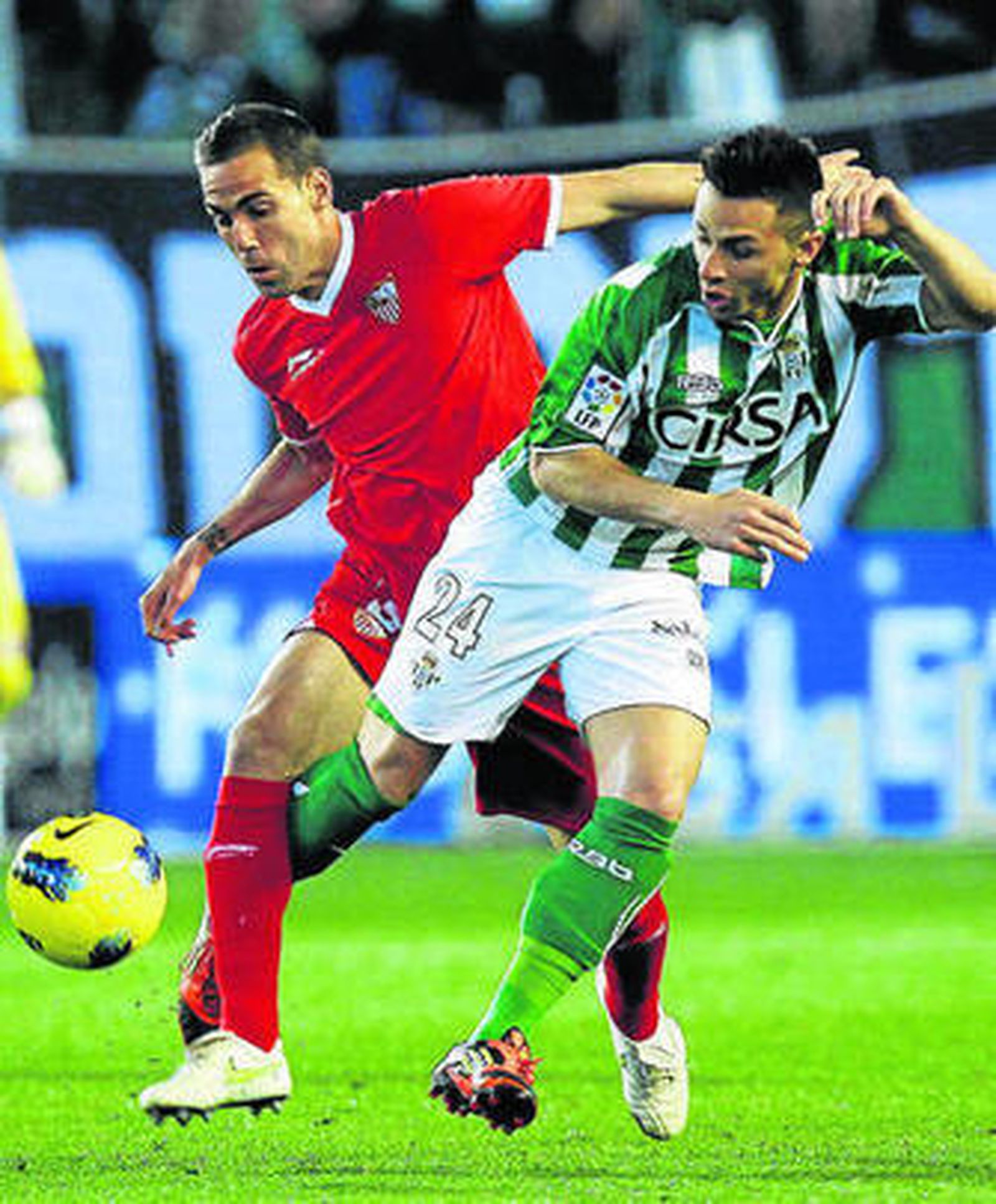 Rubén Castro y Fernando Navarro discuten la bola.