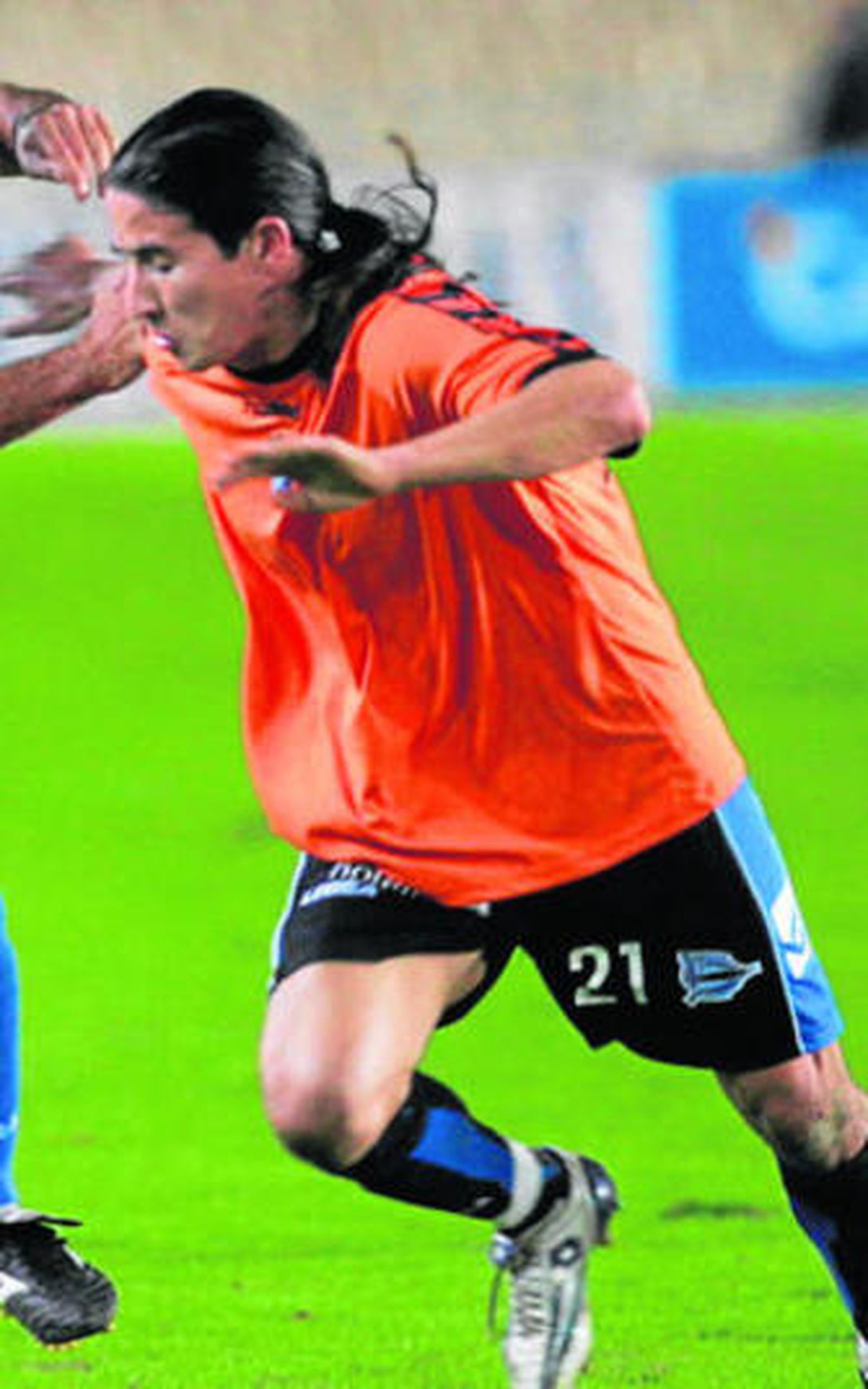 Raúl Llorente, en acción durante un encuentro con el Alavés.