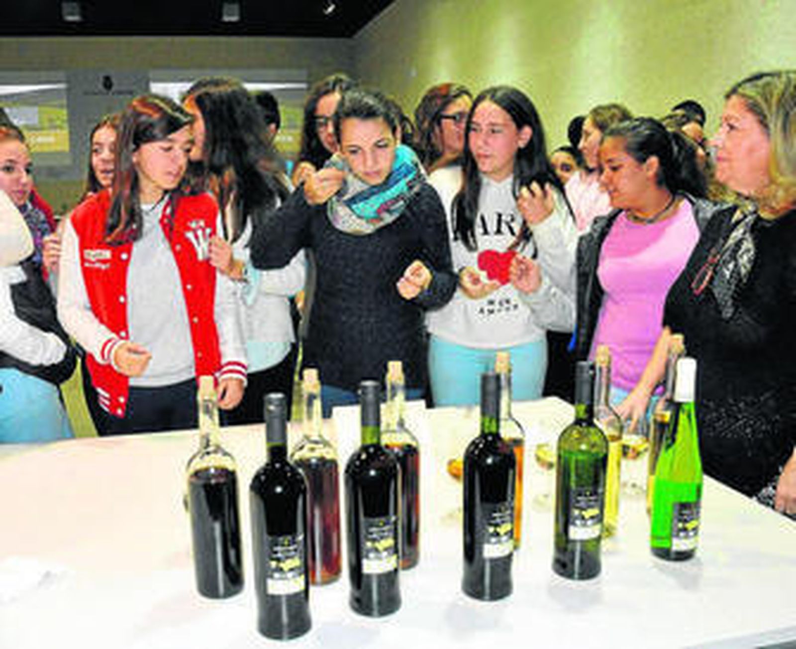 Asistentes a la cata con los ojos vendados celebrada en Pérez Barquero.