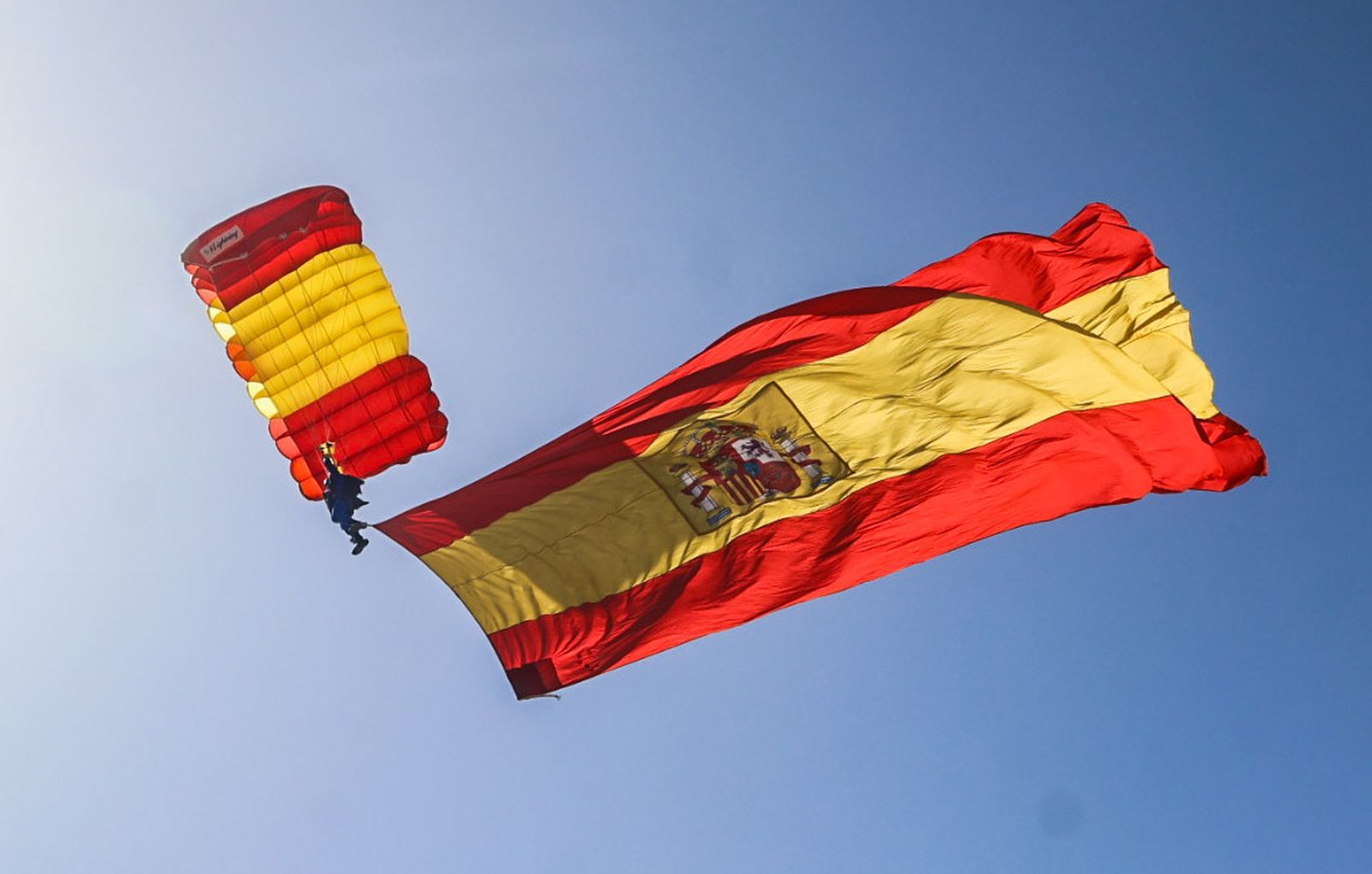 Fotografías de la exhibición aérea de la Patrulla Acrobática de Paracaidismo del Ejército del Aire 'Papea' y de la Patrulla Acrobática de Helicópteros 'ASPA'  en los actos de homenaje al centenario del Plus Ultra presidido por S.M. el Rey Felipe VI