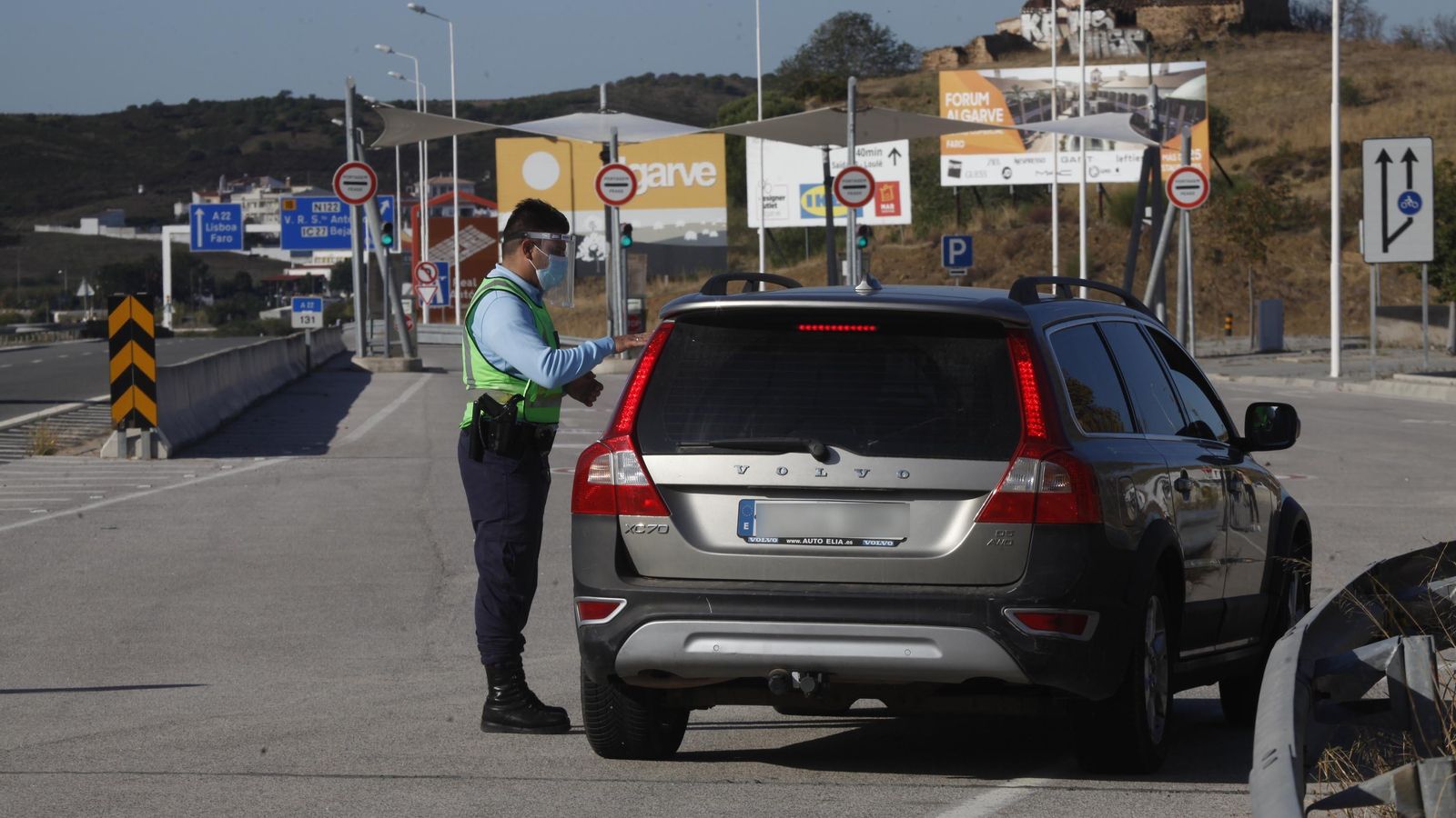 Control de la GNR en el puesto fronterizo de Ayamonte, ayer viernes