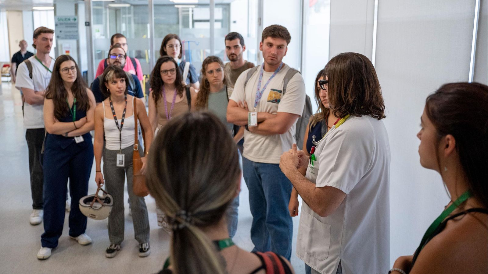 El coordinador del curso, José Vargas, realiza un recorrido por Urgencias