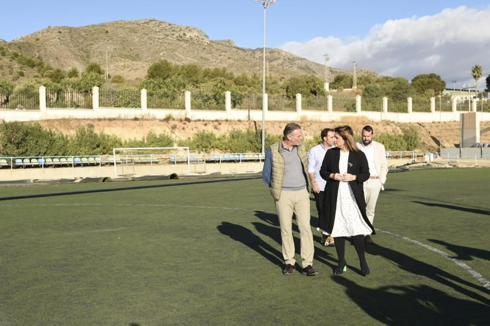 La visita institucional a los trabajos de renovación del césped artificial del Pozuelo II.