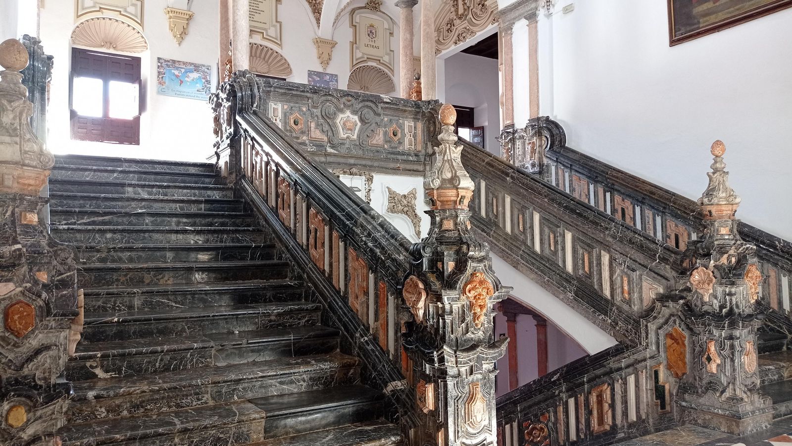 Detalle de la escalera imperial del colegio.