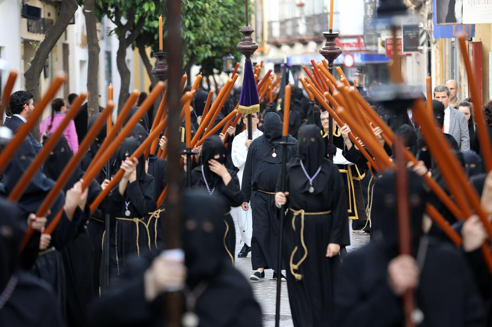 Imágenes de la Hermandad de Amor y Sacrificio en el Lunes Santo de Jerez 2025