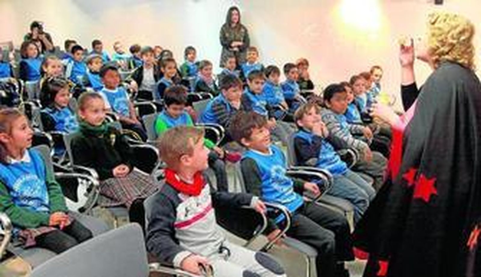 Distintos momentos del encuentro literario infantil que tuvo lugar ayer en la Biblioteca Provincial de Huelva.