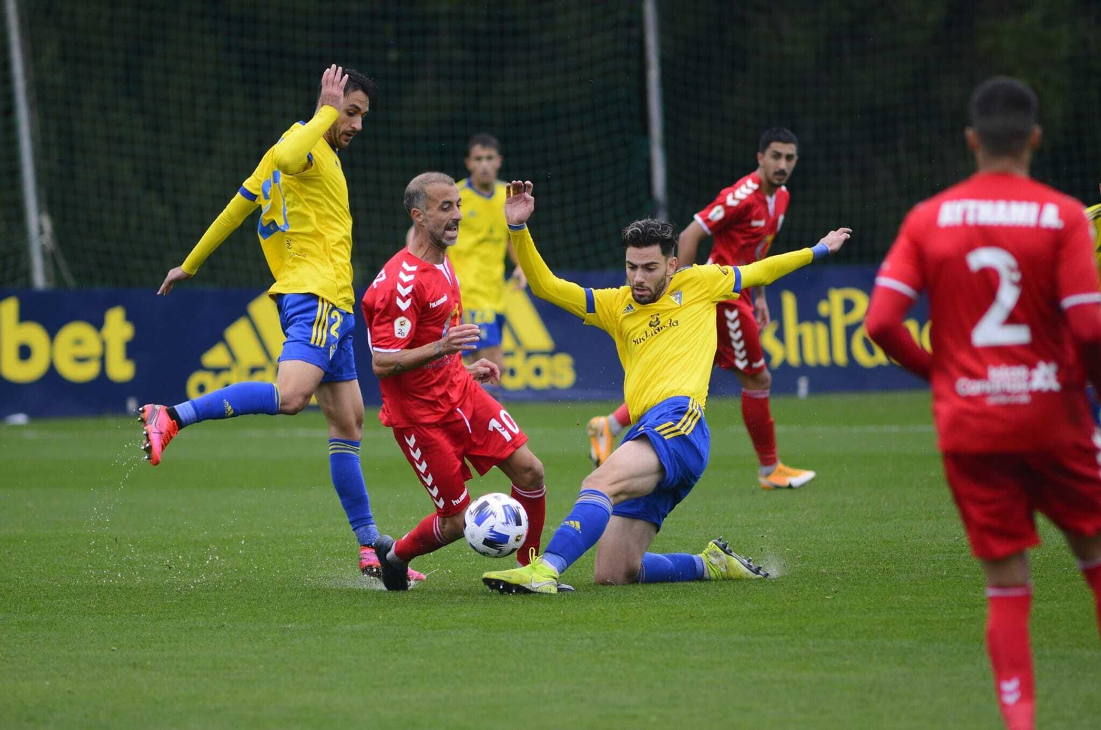 Sergi Fernández se lanza a los pies de David González para recuperar el balón.