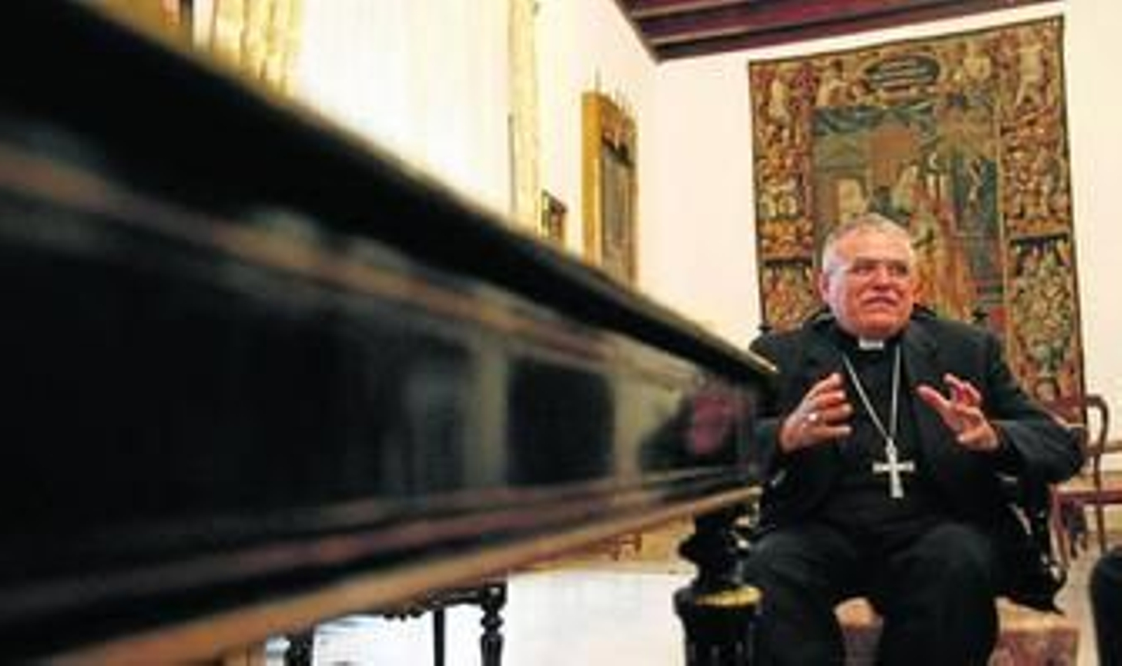 El obispo, Demetrio Fernández, durante la entrevista.