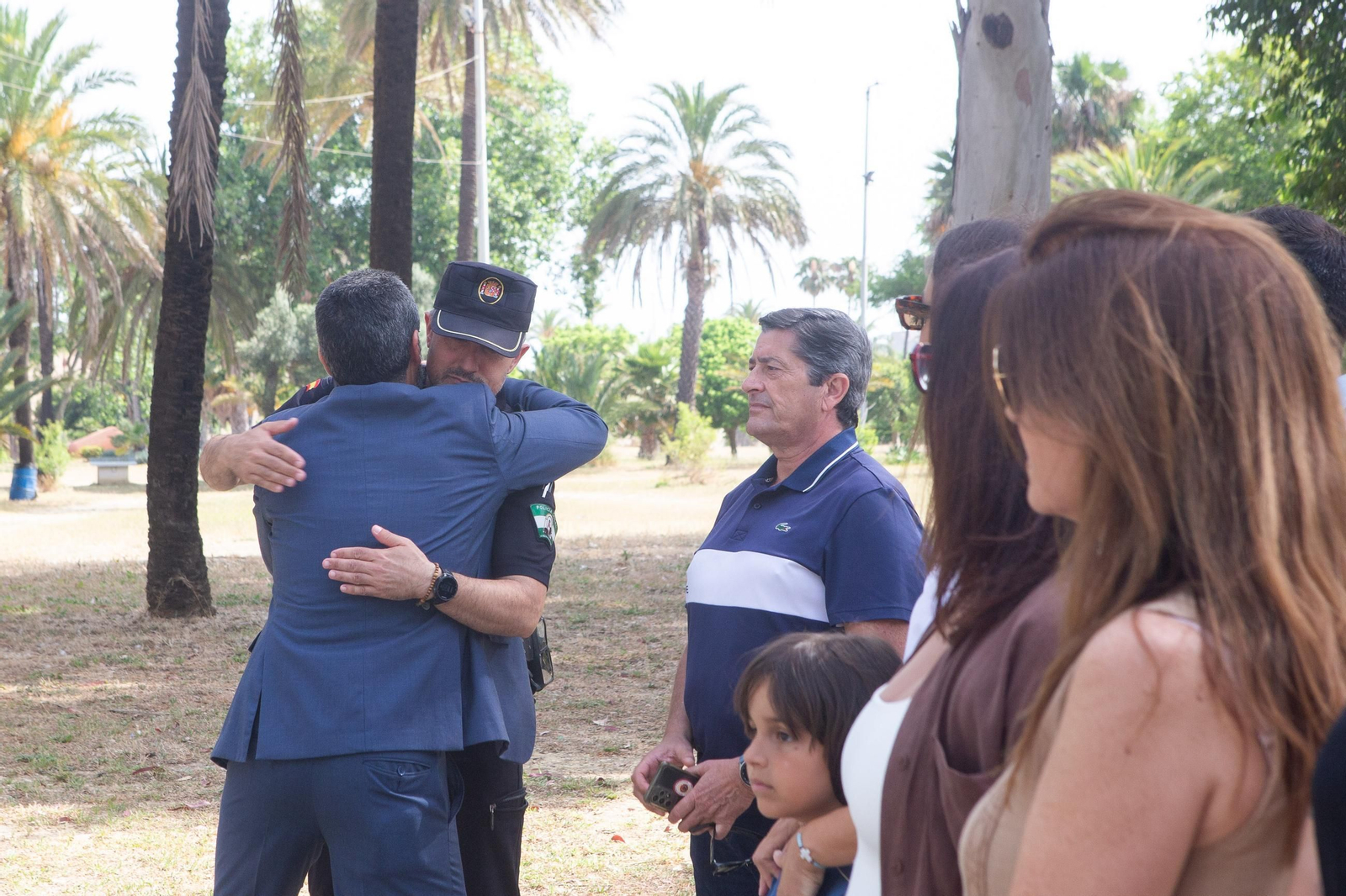 La Línea rinde homenaje al policía local Víctor Sánchez en el octavo aniversario de su muerte, en imágenes