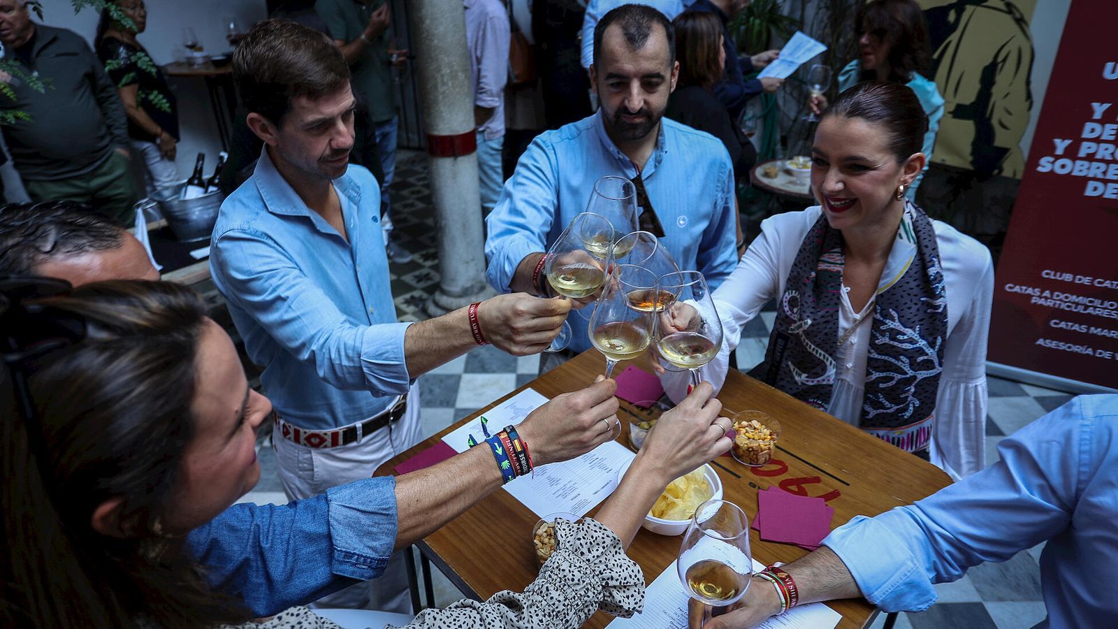 Varios asistentes, brindando.