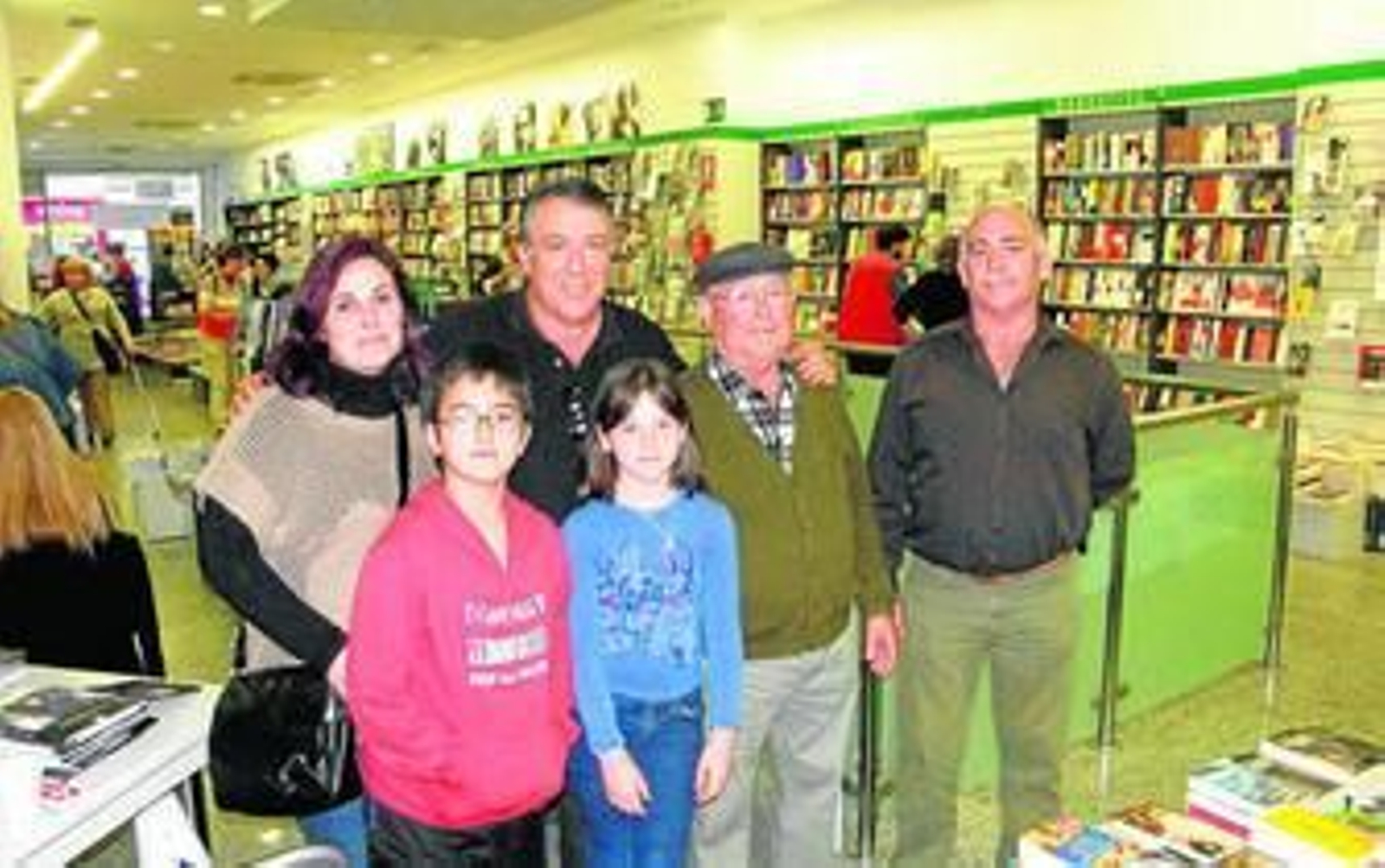 Francisco Hernández Benzal con algunos familiares de Santiago, protagonista del libro, quien reside en México.
