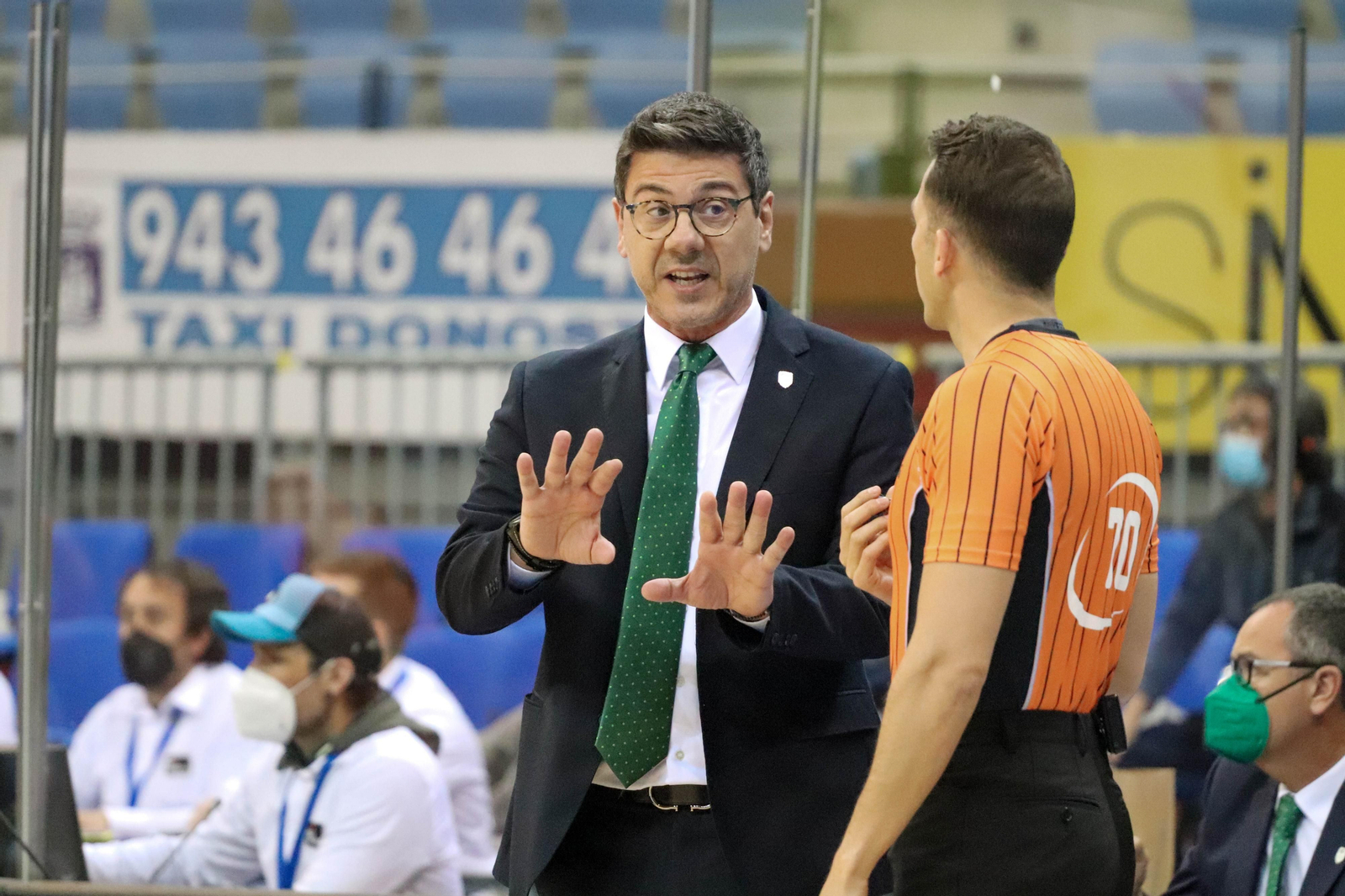 Fotis Katsikaris conversa con uno de los árbitros del Acunsa GBC-Unicaja.
