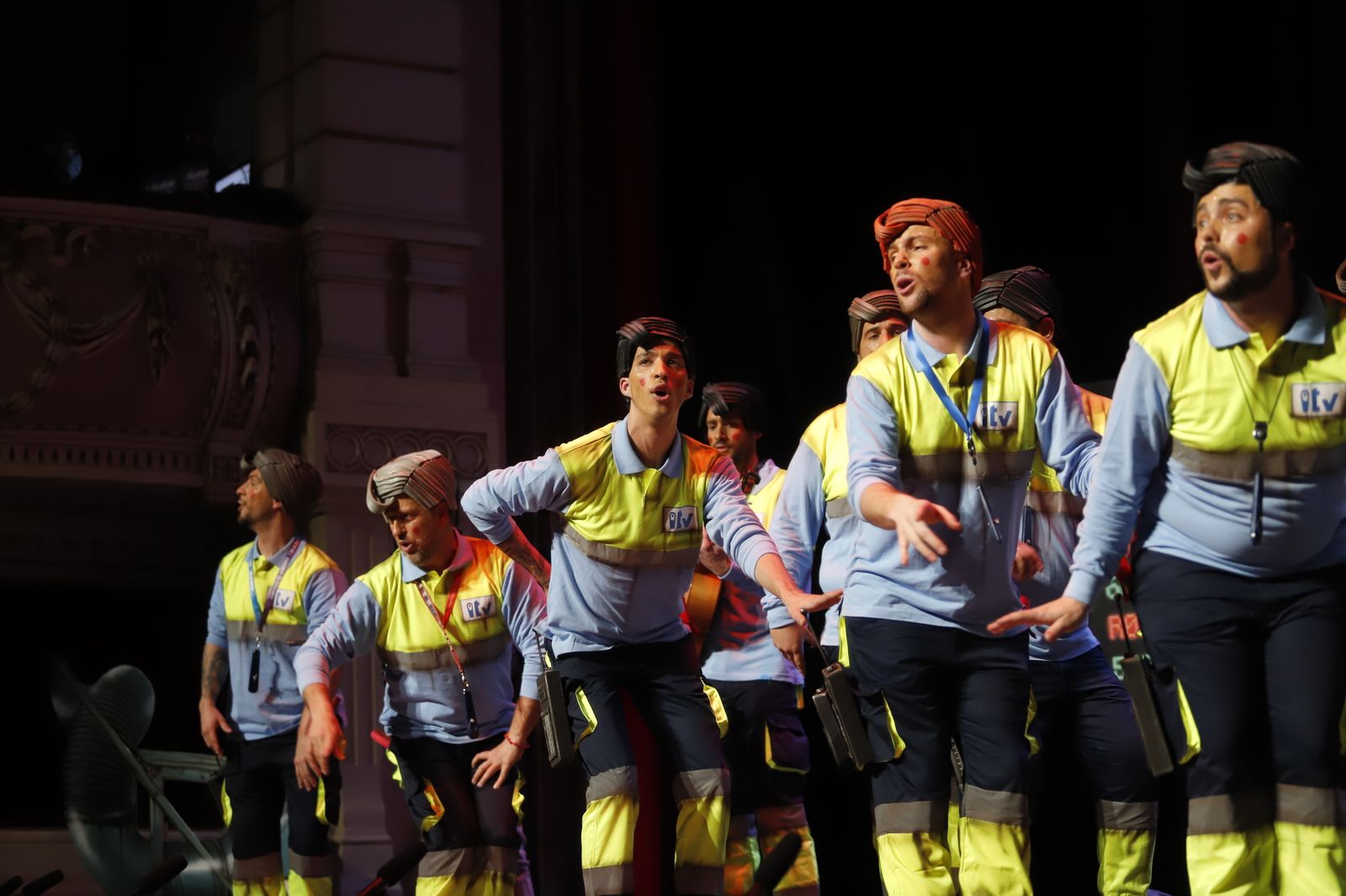 Imágenes de la actuación de la murga de Los Palacios y Villafranca Aquí no pasa ni Dios en el Carnaval Colombino
