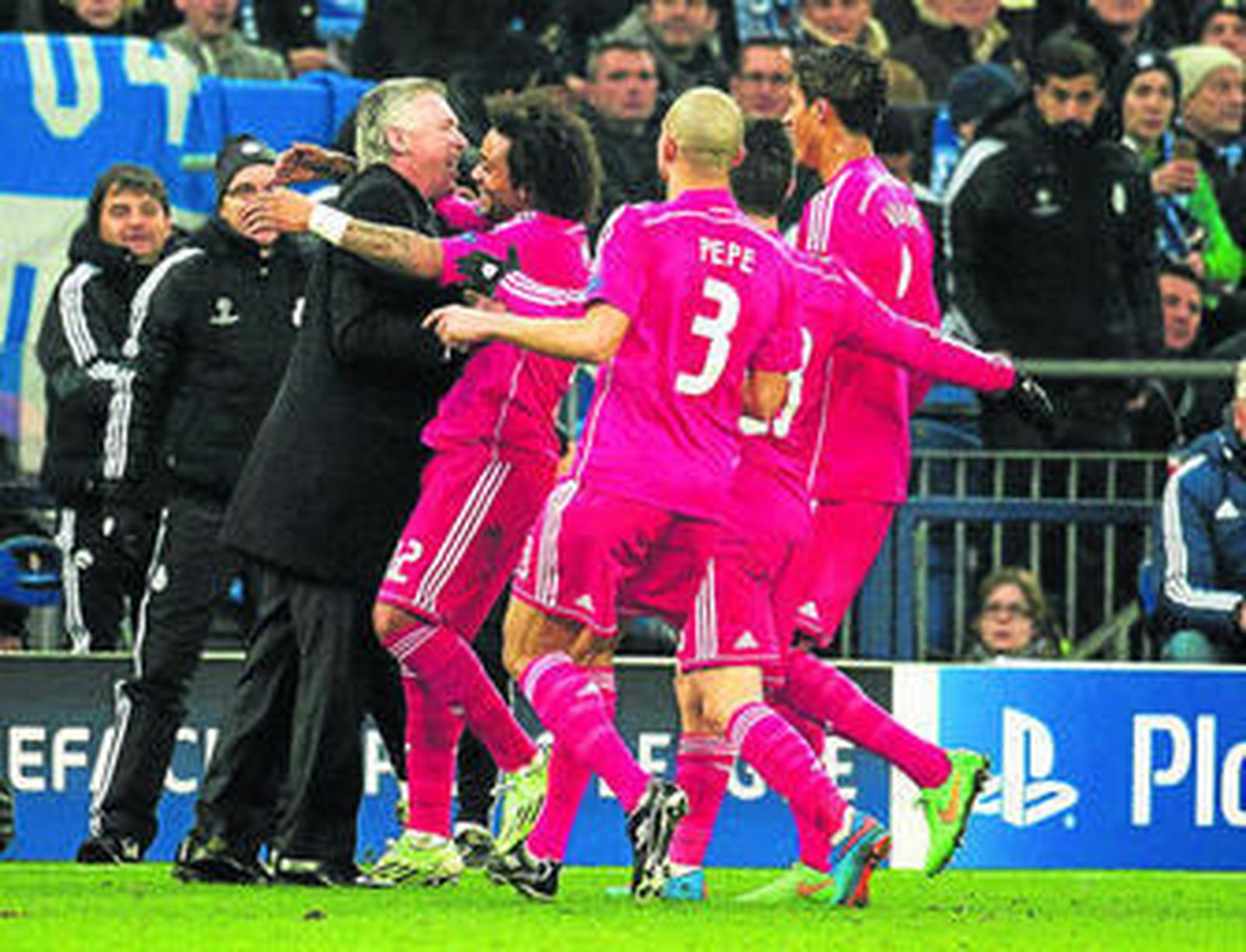 Marcelo, con varios compañeros detrás, corre a abrazarse con Ancelotti después de su golazo al Schalke 04.