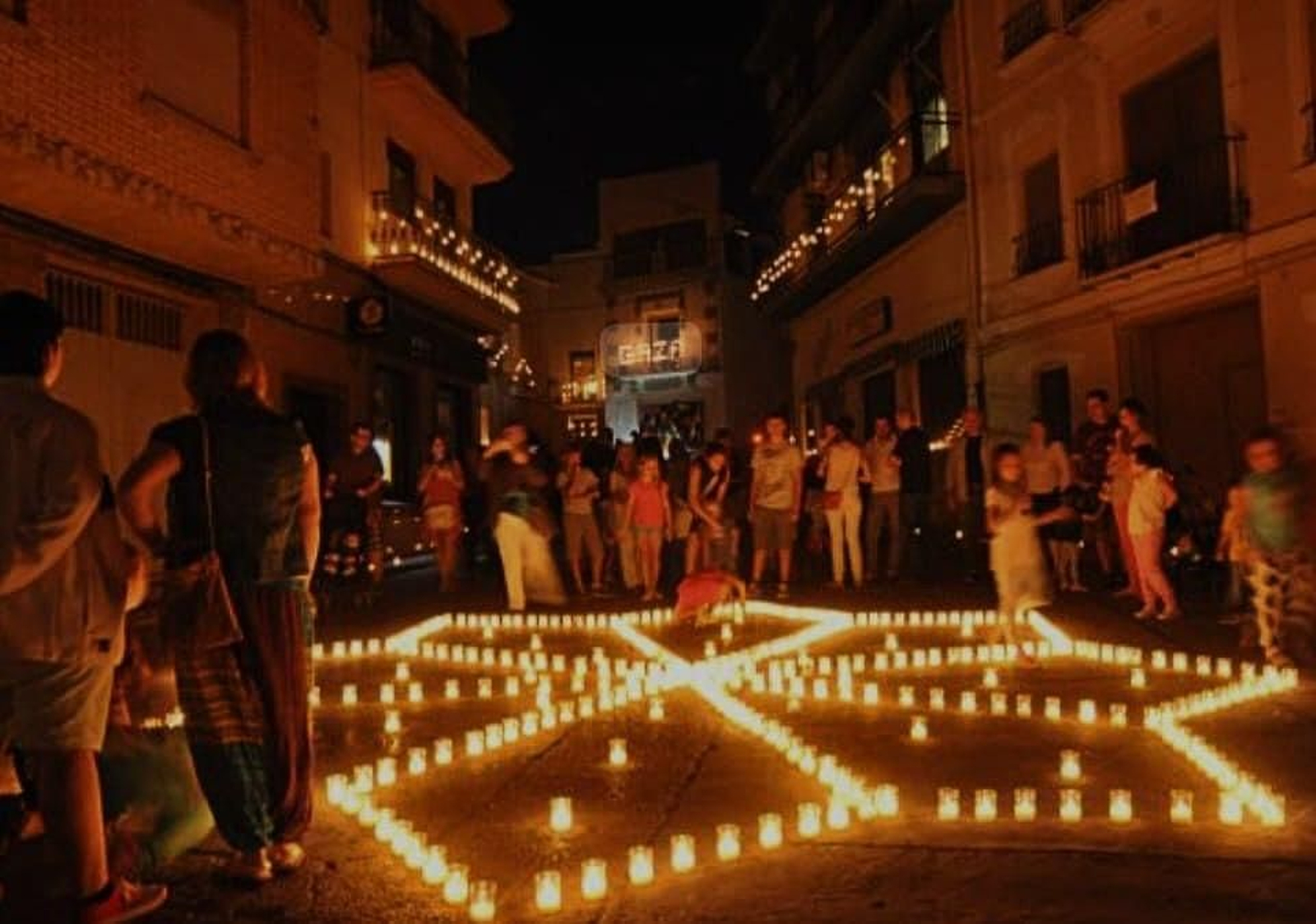 Las calles se iluminan con velas que hacen formas geométricas durante esta Noche Velada en Rus. Las calles se iluminan con velas que hacen formas geométricas durante esta Noche Velada en Rus.